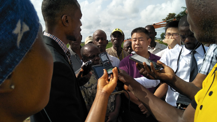 1528163144704773.jpg 1 社區眾議員接受媒體采訪(莫樹猛).jpg